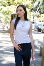 Трикотажна, дамска блуза без ръкави с гръцко деколте