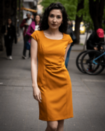 Дамска рокля с къс ръкав и набор на талията