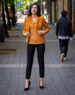 Дамски костюм от дамско сако с едно копче и тесен дамски панталон