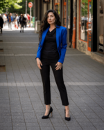 Дамски костюм от дамско сако с едно копче и тесен дамски панталон