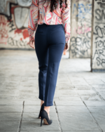 Дамски костюм от късо болеро без ревери и тесен дамски панталон - Image 4