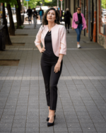 Дамски костюм от късо болеро без ревери и тесен дамски панталон