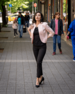 Дамски костюм от късо болеро без ревери и тесен дамски панталон - Image 2