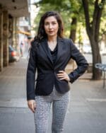 Дамски костюм от вталено сако, тесен панталон и блуза