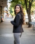 Дамски костюм от вталено сако, тесен панталон и блуза - Image 2