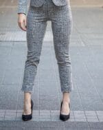 Дамски костюм от вталено сако, тесен панталон и блуза - Image 4