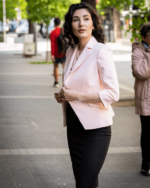 Дамски костюм от сако с 3/4 ръкав с цепка и Класическа права пола - Image 2