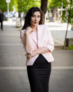 Дамски костюм от сако с 3/4 ръкав с цепка и Класическа права пола - Image 4