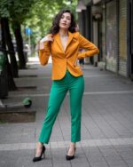 Дамски костюм от вталено дамско сако с външни джобове и тесен дамски панталон - Image 2