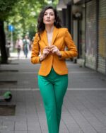 Дамски костюм от вталено дамско сако с външни джобове и тесен дамски панталон