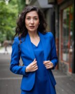 Дамски костюм от сако с остър ревер и рокля с V-образно деколте