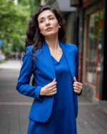 Дамски костюм от сако с остър ревер и рокля с V-образно деколте - Image 2