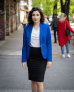 Дамски костюм от сако с едно копче и  класическа права пола