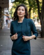 Дамски костюм от женствено късо болеро и рокля с джобове и с трапецовиден силует