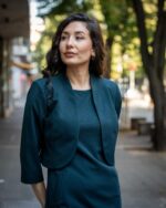 Дамски костюм от женствено късо болеро и рокля с джобове и с трапецовиден силует - Image 2