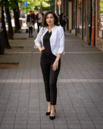 Дамски костюм от женствено късо болеро и тесен дамски панталон