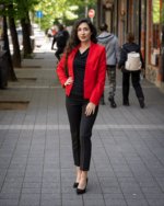 Дамски костюм от късо болеро без ревери и тесен дамски панталон