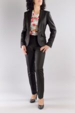 Костюм от вталено сако и тесен панталон