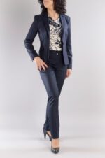 Костюм от вталено сако и тесен панталон