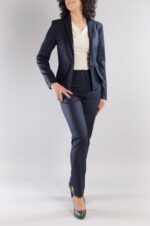 Костюм от вталено сако и тесен панталон