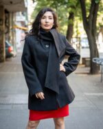 Комбинация от палто с подвижен шал и рокля с джобове и трапецовиден силует - Image 4