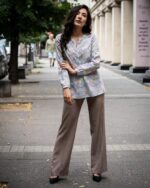 Комбинация от свободна дамска блуза-туника от щампа и ленен панталон с широк крачол