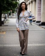 Комбинация от свободна дамска блуза-туника от щампа и ленен панталон с широк крачол - Image 2