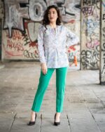 Комбинация от дамска риза и тесен дамски панталон