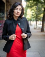 Комбинация от късо палто с декоративен колан на гърба и рокля с джобове и трапецовиден силует