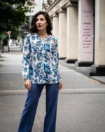 Комбинация от свободна дамска блуза-туника от щампа и ленен панталон с широк крачол - Image 2