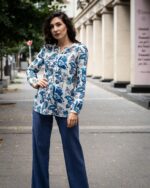 Комбинация от свободна дамска блуза-туника от щампа и ленен панталон с широк крачол