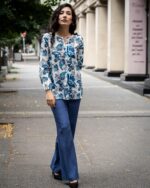 Комбинация от свободна дамска блуза-туника от щампа и ленен панталон с широк крачол - Image 4