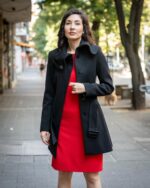 Комбинация от  асиметрично палто с голяма яка и рокля с джобове и трапецовиден силует