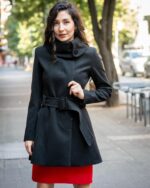 Комбинация от  асиметрично палто с голяма яка и рокля с джобове и трапецовиден силует - Image 3