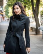 Комбинация от  асиметрично палто с голяма яка и рокля с джобове и трапецовиден силует - Image 4