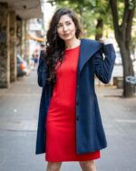 Комбинация от вталено дамско палто с качулка и подвижен колан и рокля с джобове и трапецовиден силует - Image 2