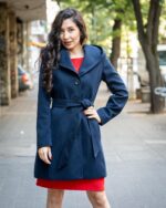 Комбинация от вталено дамско палто с качулка и подвижен колан и рокля с джобове и трапецовиден силует - Image 3