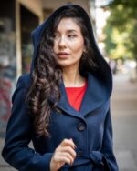 Комбинация от вталено дамско палто с качулка и подвижен колан и рокля с джобове и трапецовиден силует - Image 4