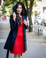 Комбинация от вталено дамско палто с качулка и подвижен колан и рокля с джобове и трапецовиден силует