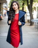 Комбинация от вталено дамско палто с качулка и подвижен колан и рокля с джобове и трапецовиден силует - Image 6