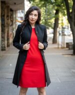 Комбинация от вталено дамско палто с джоб с капаче  и рокля с джобове и трапецовиден силует