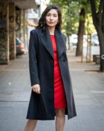 Комбинация от вталено дамско палто с шал яка и колан  и рокля с джобове и трапецовиден силует - Image 2