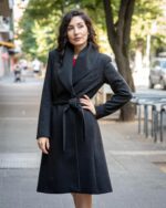 Комбинация от вталено дамско палто с шал яка и колан  и рокля с джобове и трапецовиден силует - Image 4