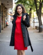 Комбинация от вталено дамско палто с качулка и подвижен колан и рокля с джобове и трапецовиден силует