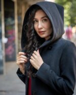 Комбинация от вталено дамско палто с качулка и подвижен колан и рокля с джобове и трапецовиден силует - Image 3