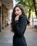 Комбинация от вталено дамско палто с качулка и подвижен колан и рокля с джобове и трапецовиден силует - Image 5