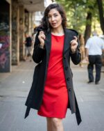 Комбинация от вталено дамско палто с качулка и подвижен колан и рокля с джобове и трапецовиден силует - Image 7