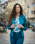 Костюм от класическо вталено сако и тесен панталон тип „цигара“