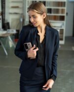 Костюм от вталено сако и права пола - Image 4