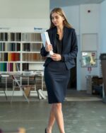 Костюм от вталено сако и права пола - Image 5